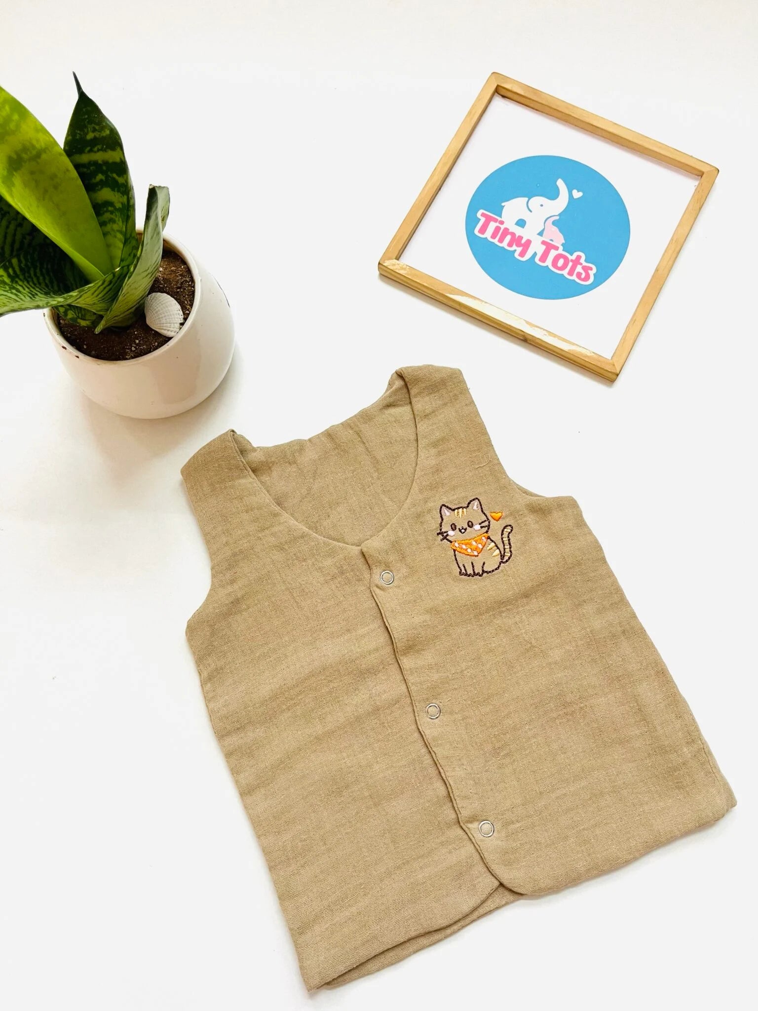 Crinkle Muslin Vest – With Cat Embroidery (Sand Beige)