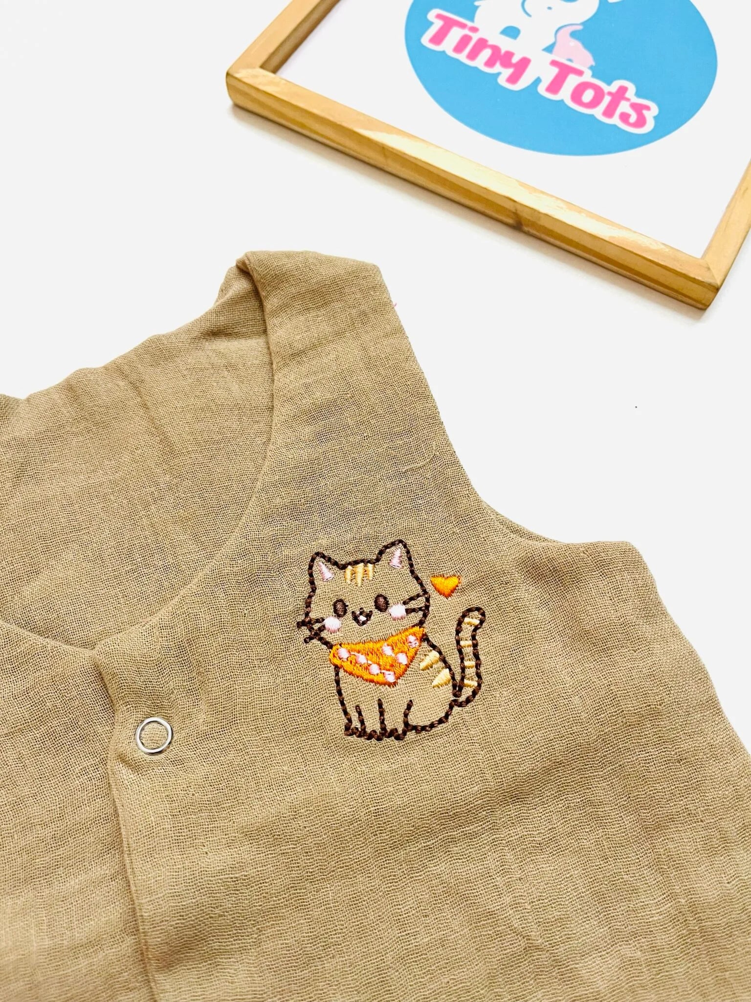 Crinkle Muslin Vest – With Cat Embroidery (Sand Beige)