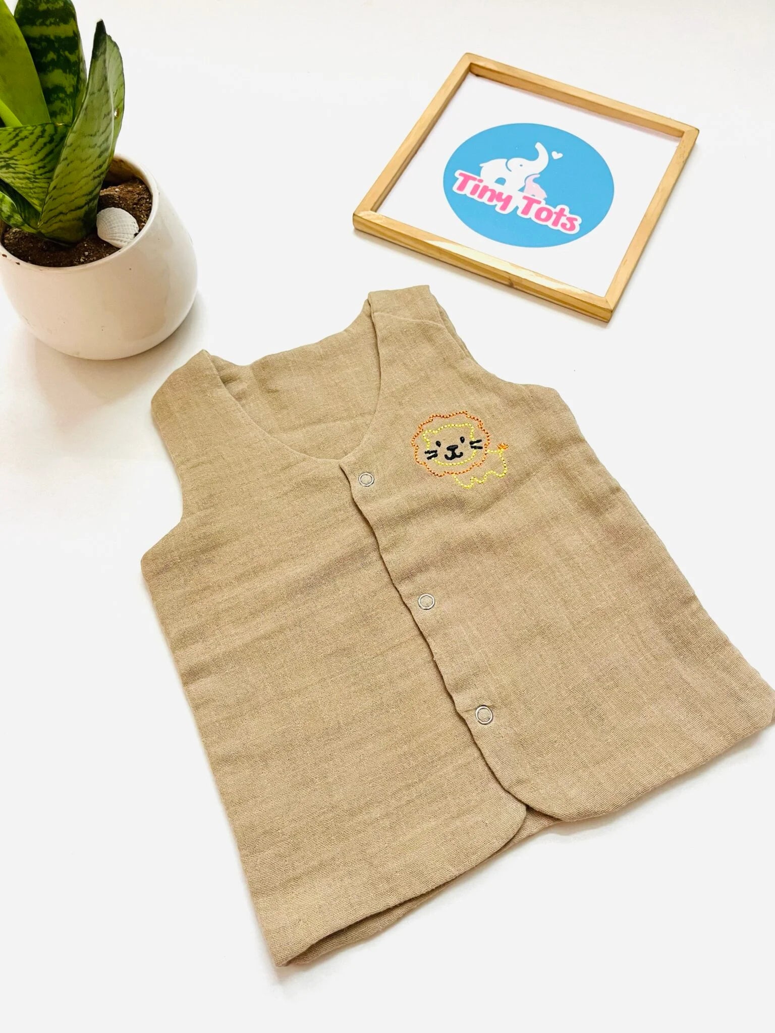 Crinkle Muslin Vest – With Lion Embroidery (Sand Beige)